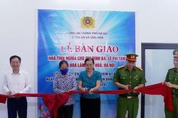 Công an xã Ứng Hòa bàn giao 'Nhà tình nghĩa' cho gia đình khó khăn