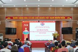 Phường Phú Thượng trao tặng Huy hiệu Đảng đợt 2/9 cho 124 đảng viên