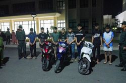 Nhóm thanh thiếu niên mang hung khí, lạng lách gây náo loạn đường phố Huế