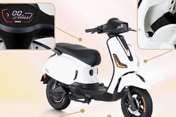 Cầm lái xe máy điện đi xa 80 km/lần sạc, có Smartkey 4 trong 1, giá siêu rẻ chỉ 19,3 triệu đồng