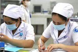 Nhiều bệnh viện tại TPHCM tuyển 'hàng loạt' bác sĩ, điều dưỡng