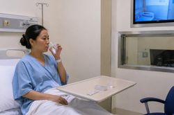 Lưu ý khi dùng iod phóng xạ I-131 điều trị ung thư tuyến giáp