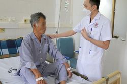 Điều trị viêm phổi, người đàn ông được phát hiện ung thư thực quản