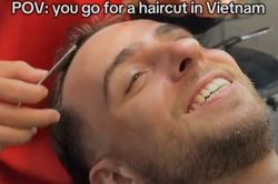 Khách Tây bất ngờ vì trải nghiệm cắt tóc, cạo râu 'đáng đồng tiền' ở Việt Nam