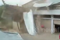 Thót tim cảnh gió mạnh cuốn phăng mái nhà, 2 người chạy thoát trong gang tấc