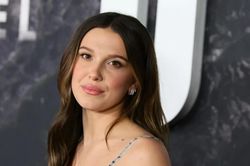 Millie Bobby Brown tái xuất với phim hài lãng mạn: Người hóng, kẻ chê không hợp