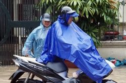 Áp thấp nhiệt đới có thể mạnh lên khi vào Vịnh Bắc Bộ, Hà Nội mưa to hôm nào?