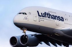 Máy bay Airbus A380 chở 351 hành khách hạ cánh quá sớm, làm hỏng đèn hiệu đường băng