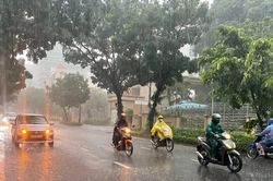 Bắc bộ mưa giông lớn kéo dài, áp thấp đang thẳng tiến vào Vịnh Bắc bộ