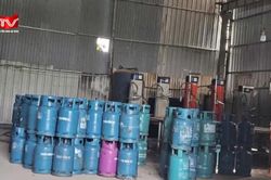 Lộ đường dây sang chiết, tiêu thụ hàng trăm bình gas giả ở Hà Nội