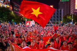 Phố đi bộ Nguyễn Huệ hóa 'chảo lửa' sau chiến thắng của tuyển Việt Nam