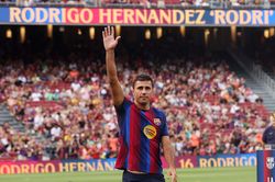 Rodri chưa đá trận chính thức nào đã thành thần tượng mới ở Barca