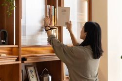 Người trẻ mua sách theo mét để trang trí nhà