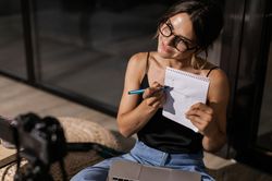 Người trẻ Mỹ, H&agrave;n Quốc c&ocirc;ng khai nợ nần, tiền lỗ tr&ecirc;n MXH