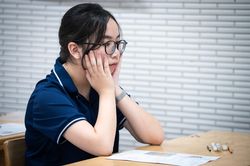 Thi v&agrave;o lớp 10: Gốc rễ &aacute;p lực kh&ocirc;ng dừng ở số m&ocirc;n thi