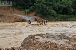 Nghệ An: Hơn 300 hộ d&acirc;n bị c&ocirc; lập do cầu tạm bị nước lũ cuốn tr&ocirc;i