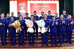 Đảng ủy V&ugrave;ng Cảnh s&aacute;t biển 2 trao tặng Huy hiệu Đảng