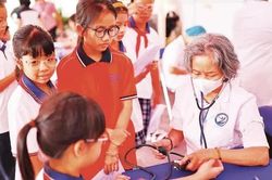 Khám sức khỏe miễn phí cho trẻ em trước năm học mới