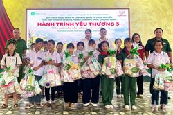 'Hành trình yêu thương 3' trao 400 suất quà tặng học sinh xã Phiêng Khoài (tỉnh Sơn La)