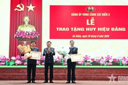 Đảng ủy V&ugrave;ng Cảnh s&aacute;t biển 2 trao tặng Huy hiệu 35 năm v&agrave; 30 năm tuổi Đảng