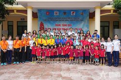 Cảnh sát biển tặng quà trẻ em có hoàn cảnh khó khăn tại Hà Nội