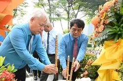 Kỹ sư, cán bộ công đoàn tiêu biểu dâng hương tưởng nhớ Bác Tôn