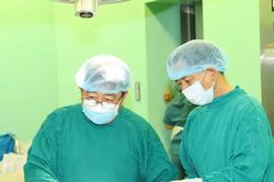 Cứu hai chi dưới đứt gần l&igrave;a cho người bị tai nạn lao động