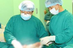 Cứu hai chi dưới đứt gần l&igrave;a cho người bị tai nạn lao động