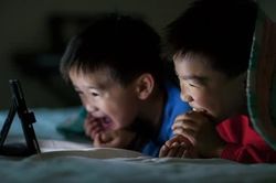 Xem livestream độc hại, trẻ có nguy cơ 'trơ lì cảm xúc'