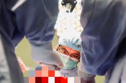 Cắt toàn bộ xương đùi, thay xương nhân tạo để giữ chân cho người bệnh ung thư