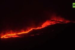 Núi Etna ở Sicily phun trào gây ra cuộc khủng hoảng hàng không tồi tệ ở Ý