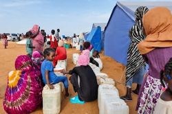Sudan chao đảo giữa sóng xung đột, hơn 200.000 người buộc rời bỏ nhà cửa