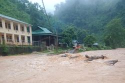 Lũ tiếp tục dâng, hàng trăm hộ dân ở Nghệ An bị cô lập