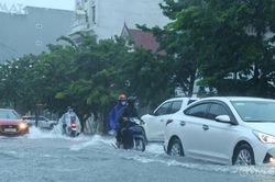 Nghệ An: Mưa như trút nước, nhiều tuyến phố ngập sâu