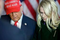 Chân dung nữ trợ lý được ông Trump tin tưởng