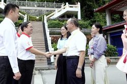 100 đại biểu thanh niên Việt Nam bắt đầu hành trình 'tìm theo dấu đỏ'