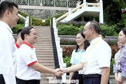 100 đại biểu thanh niên Việt Nam bắt đầu hành trình 'tìm theo dấu đỏ'