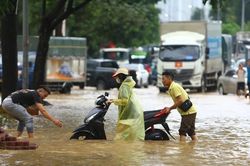 Hà Nội chuẩn bị kịch bản 'chống tê liệt' giao thông khi mưa cực đoan
