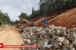 Khẩn trương thi công khắc phục các điểm sạt lở trên Quốc lộ 24