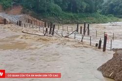 Mưa lũ cuốn trôi cầu tạm, gần 1.400 người dân bị cô lập