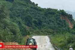 Sạt lở đất đ&aacute; g&acirc;y &aacute;ch tắc Quốc lộ 40B