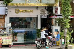 Các phố kim cương rơi vào cảnh chưa từng thấy, tiệm mở cửa đón gió