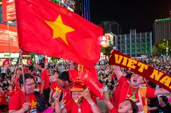 CĐV Việt Nam vỡ òa khi đội tuyển vào chung kết ASEAN Cup 2026 chạm trán Thái Lan