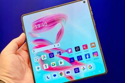 Ảnh thực tế motorola razr fold, giá gần 50 triệu đồng tại Việt Nam