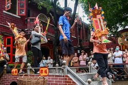 Người dân ôm bài vị người thân làm lễ Xá tội vong nhân ở TPHCM
