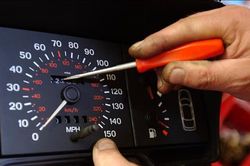 Loạt ô tô cũ có tỷ lệ cao gian lận tua km, BMW, Audi, Skoda, Land Rover Defender bị nhắc tên