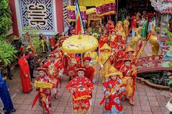 S&ocirc;ng Hương tấp nập thuyền rồng, h&agrave;ng ngh&igrave;n người đổ về dự lễ hội Điện Huệ Nam
