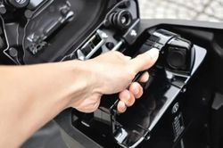 Mua xe máy điện nên chọn hình thức cắm sạc trực tiếp hay đổi pin?