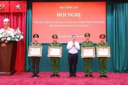 Quyết định đặc x&aacute; của Chủ tịch nước được thực hiện chặt chẽ, c&ocirc;ng khai, d&acirc;n chủ, minh bạch v&agrave; đ&uacute;ng quy định