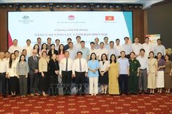 Phát triển nguồn nhân lực, nâng cao năng lực khu vực công